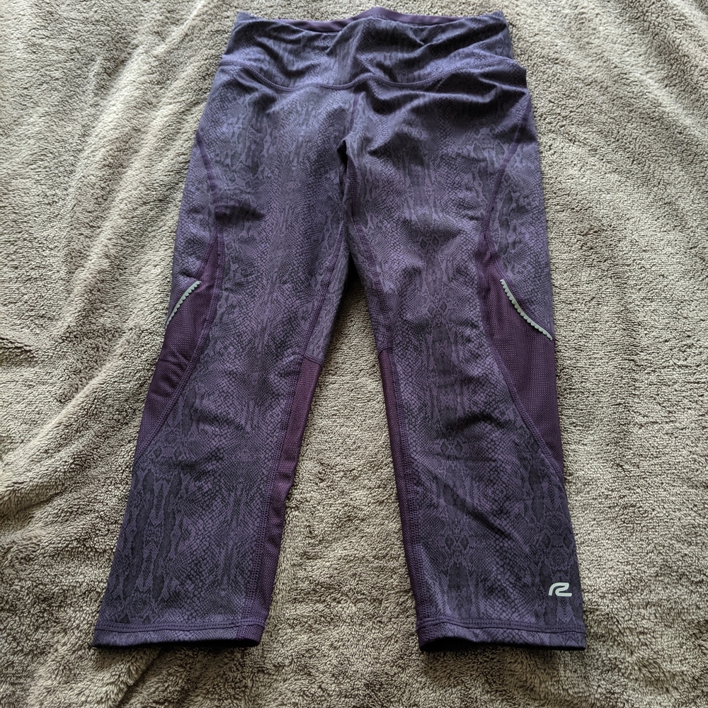 Roadrunner purple snakeskin capri leggings S